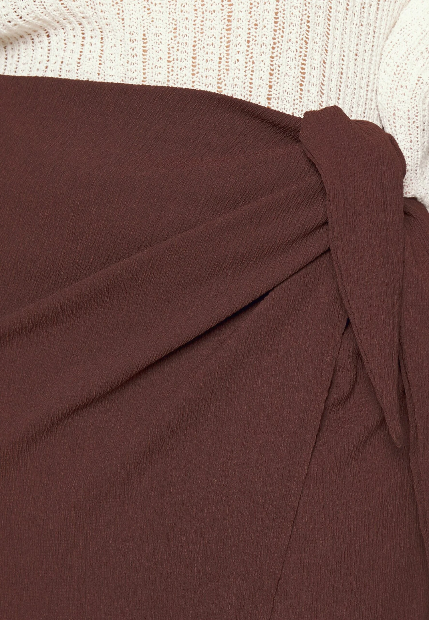 Curvy Textured Sarong Midi Skirt - Falda Cruzada - Brown 6 Curvy Textured Sarong Midi Skirt - Falda Cruzada - Brown - Imagen 6